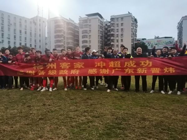 在俱乐部层面，萨拉赫已在本年度为利物浦攻入27球，并送出17次助攻。